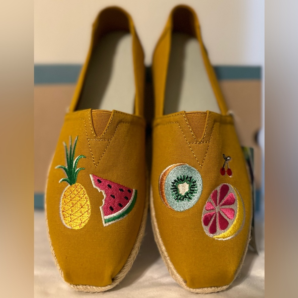 TOMS Classic Spice Gold Embroidery, Women’s 9.5